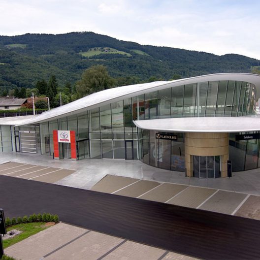 Toyota Frey Salzburg, Aigner Straße Eingangsbereich Toyota und Lexus