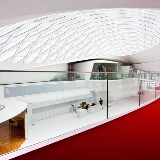 Toyota Frey Salzburg, Aigner Straße Steg über Toyota Schauraum