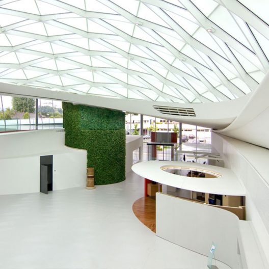 Toyota Frey Salzburg, Aigner Straße Toyota Schauraum, Glaskuppel, Grünwand