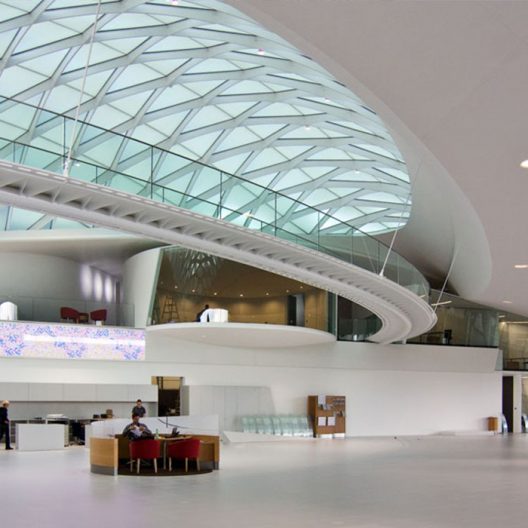 Toyota Frey Salzburg, Aigner Straße Toyota Schauraum, Steg, LED Wand