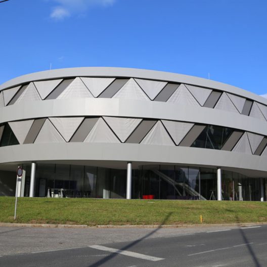 Geislinger Bad St. Leonhard - Bürogebäude Straßenansicht Sonnenschutz geschlossen