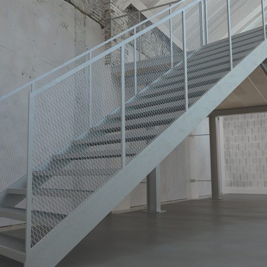 Gusswerk - Betty Barclay Großer Showroom - Stiege auf Podest