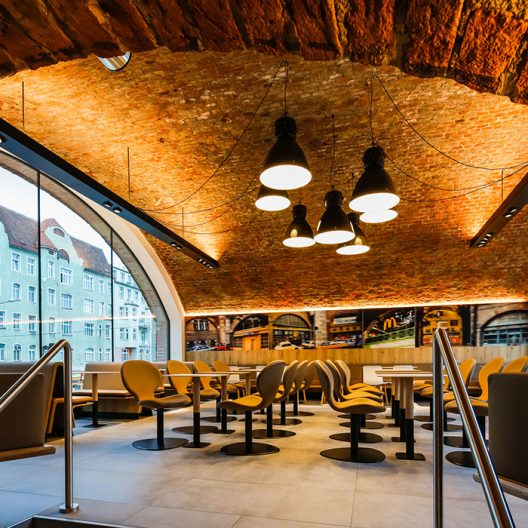 McDonald's Wien Hernalser Gürtel - Stadtbahnbögen Gastraum