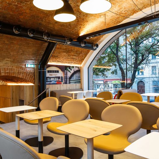McDonald's Wien Hernalser Gürtel - Stadtbahnbögen Gastraum