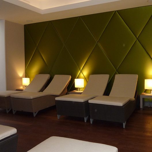 Wellnessanlage Schweizerhof Lounge Möblierung 2
